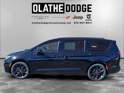 New 2026 Chrysler Pacifica Select image 3