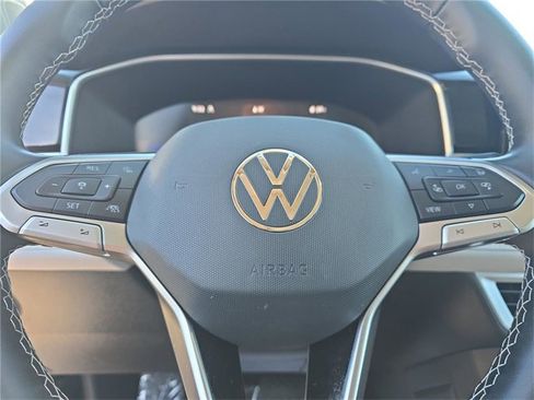 Used 2025 Volkswagen Taos SE w/ Panoramic Sunroof Package image 22