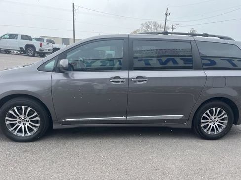 Used 2019 Toyota Sienna XLE w/ XLE Navigation Package FWD image 10