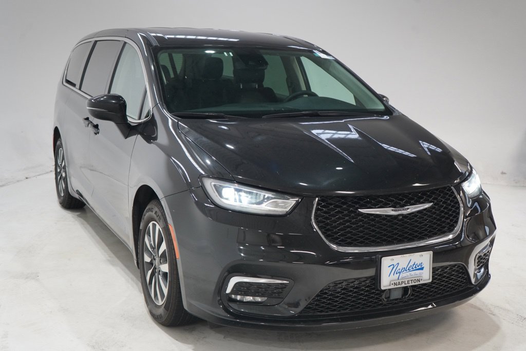 Used 2023 Chrysler Pacifica Touring-L FWD image 1