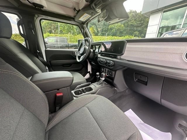Used 2025 Jeep Wrangler Unlimited Sahara AWD/4WD image 40