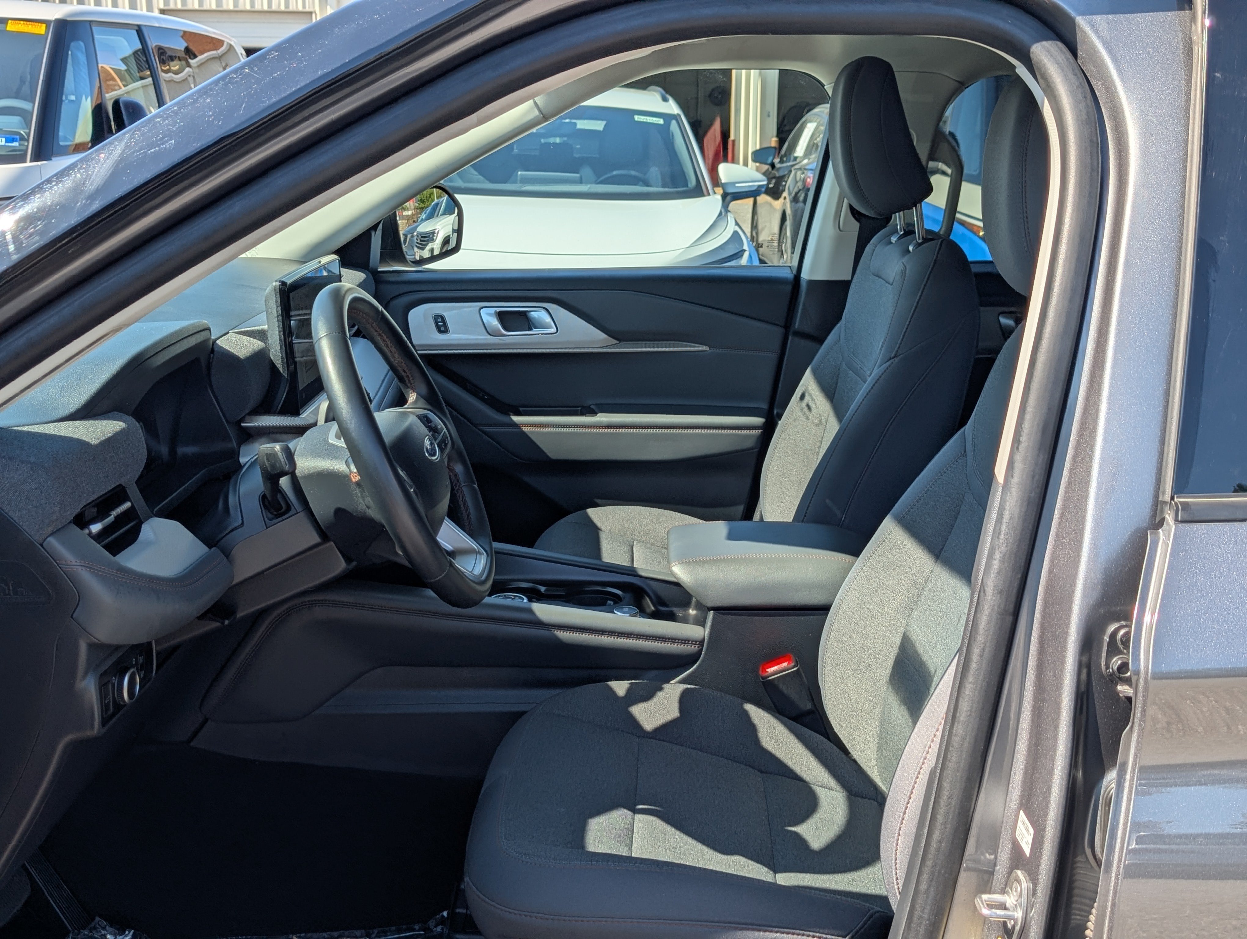 Used 2025 Ford Explorer Active AWD/4WD image 17