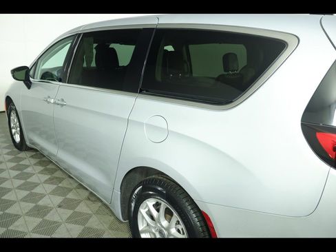 Used 2024 Chrysler Pacifica Touring-L image 16