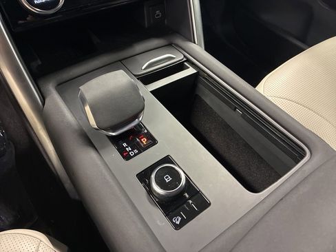 Certified 2024 Land Rover Discovery Dynamic SE image 24