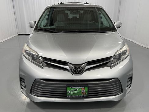 Used 2020 Toyota Sienna Limited Premium image 2