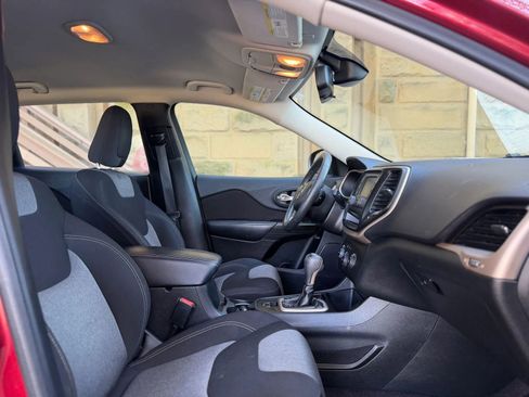 Used 2016 Jeep Cherokee Sport FWD image 25