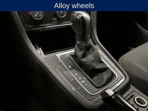 Used 2018 Volkswagen Golf S image 11