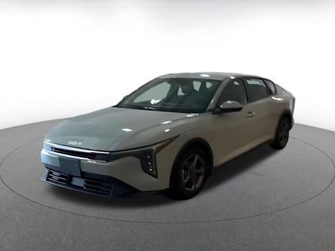 Used 2025 Kia K4 FWD image 3