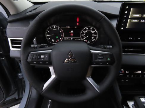 New 2025 Mitsubishi Outlander SE image 14