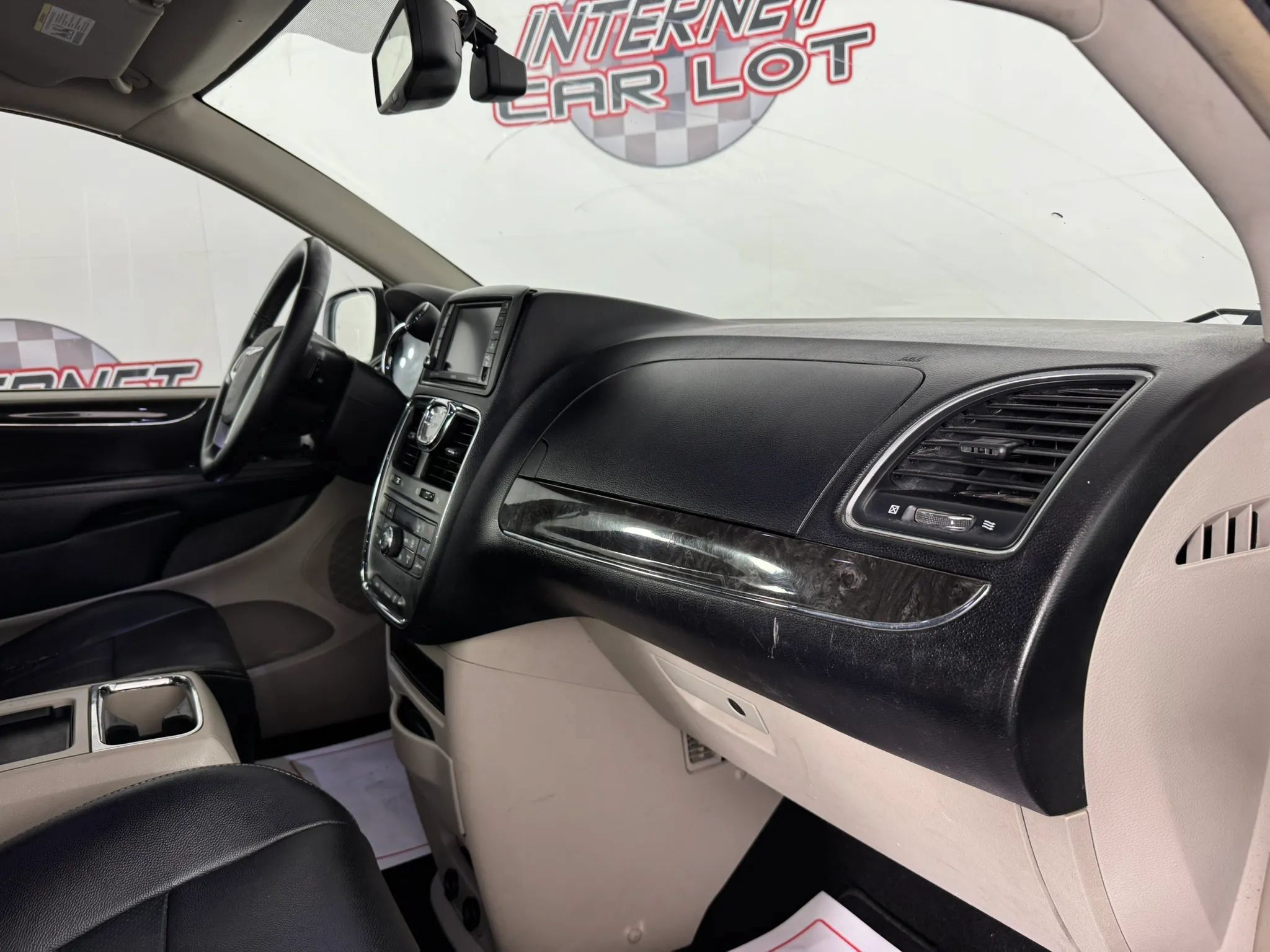 Used 2014 Chrysler Town & Country Touring-L w/ Driver Convenience Group FWD image 12