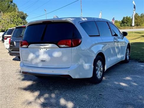 Used 2019 Chrysler Pacifica Touring Plus image 6
