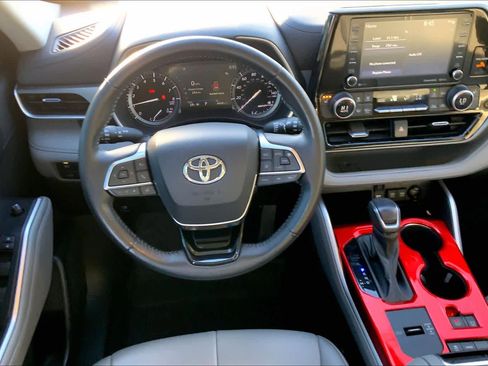 Used 2021 Toyota Highlander XLE FWD image 6