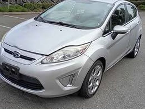 Used 2013 Ford Fiesta Titanium FWD image 2