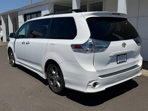 Used 2017 Toyota Sienna SE FWD image 3