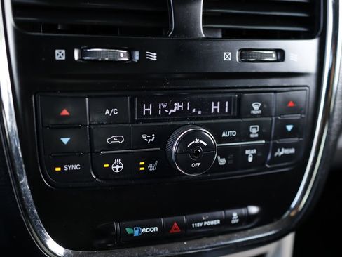 Used 2014 Chrysler Town & Country Touring-L FWD image 31