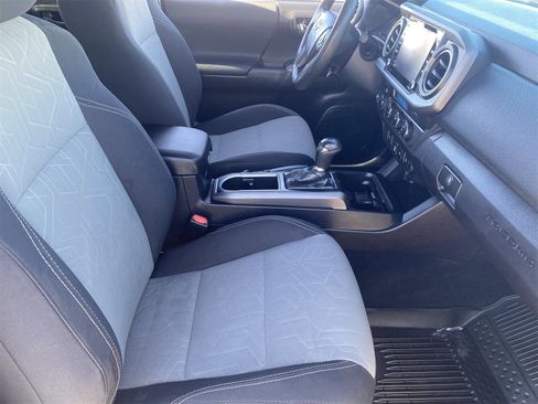 Used 2022 Toyota Tacoma TRD Off-Road image 12