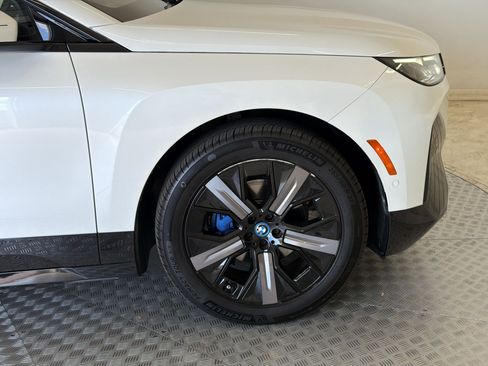 Used 2024 BMW iX xDrive50 w/ Sport Package AWD/4WD image 13