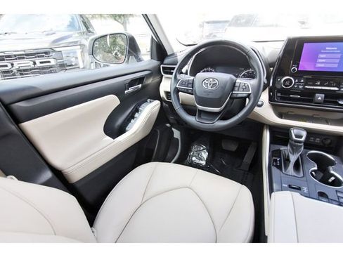 Used 2023 Toyota Highlander XLE image 7