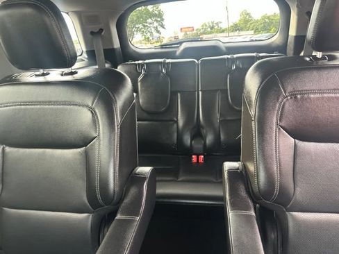 Used 2022 Ford Explorer Limited w/ Equipment Group 301A AWD/4WD image 15
