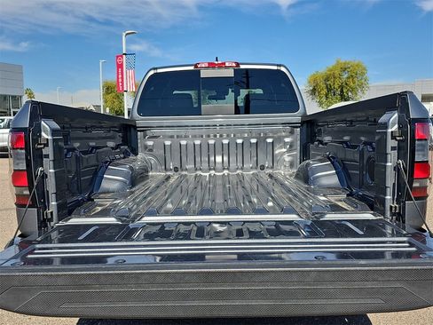 Used 2025 Nissan Frontier SV image 12