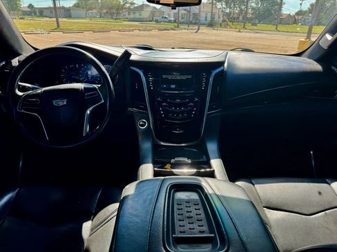 Used 2017 Cadillac Escalade Platinum image 15