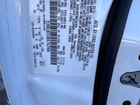 Used 2011 Lincoln Town Car Signature Limited image 24