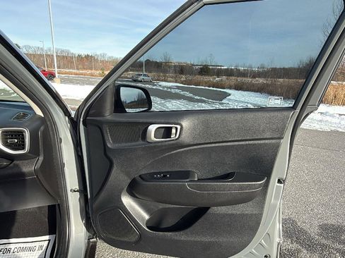 Used 2021 Hyundai Venue SE image 16