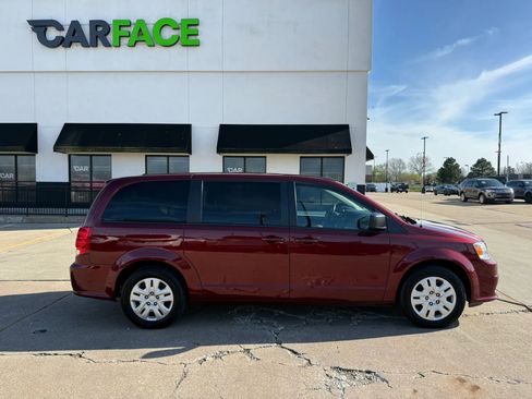 Used 2018 Dodge Grand Caravan SE w/ UConnect Hands-Free Group image 16