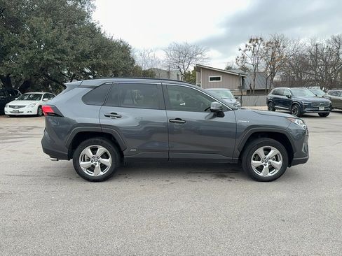 Used 2021 Toyota RAV4 XLE Premium image 7