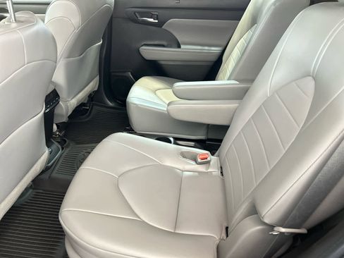 Used 2022 Toyota Highlander XLE AWD/4WD image 5