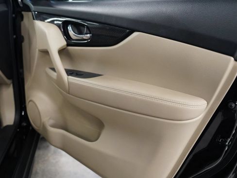 Used 2017 Nissan Rogue SL w/ SL Premium Package FWD image 32