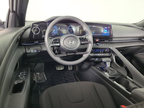 New 2025 Hyundai Elantra SEL image 12