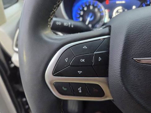Used 2023 Chrysler Pacifica Touring-L image 11