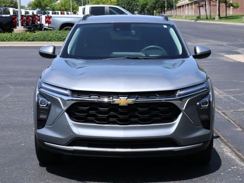 Used 2025 Chevrolet Trax LT FWD image 22