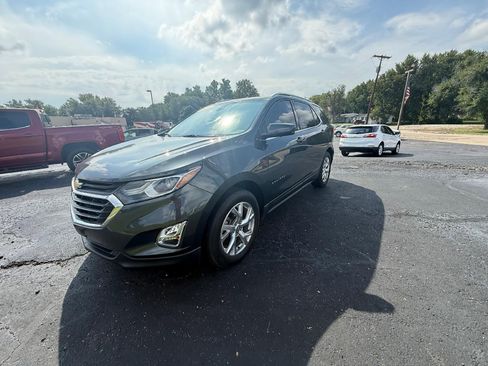 Used 2020 Chevrolet Equinox LT image 2