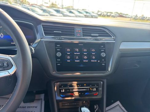 Certified 2023 Volkswagen Tiguan SE w/ Panoramic Sunroof Package FWD image 19
