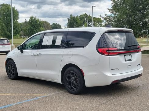Used 2024 Chrysler Pacifica Limited FWD image 3