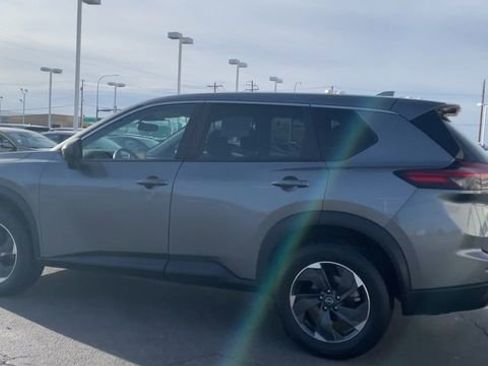 Used 2024 Nissan Rogue SV image 7