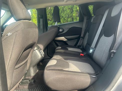 Used 2018 Jeep Cherokee Latitude w/ Cold Weather Group AWD/4WD image 17