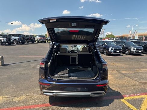 New 2025 Mitsubishi Outlander SE image 8