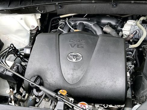 Used 2017 Toyota Highlander XLE AWD/4WD image 32