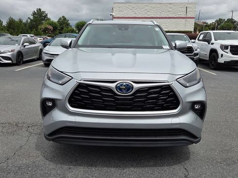 Used 2022 Toyota Highlander XLE FWD image 2