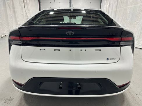 Used 2025 Toyota Prius XLE image 6