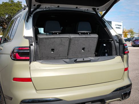 Used 2025 BMW X7 M60i w/ Climate Comfort Package image 30