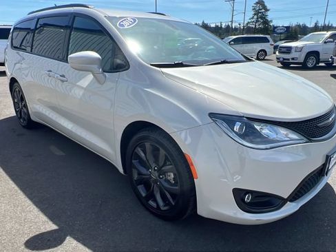 Used 2019 Chrysler Pacifica Touring-L w/ S Appearance Package FWD image 3