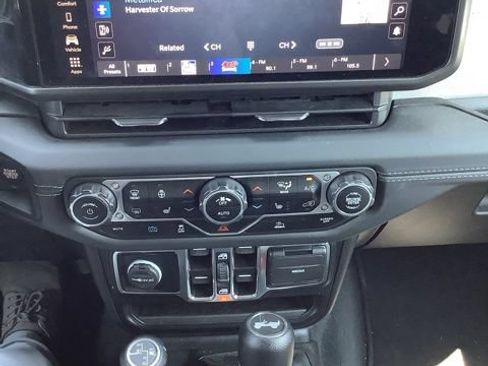 Used 2024 Jeep Wrangler Unlimited Sahara AWD/4WD image 19