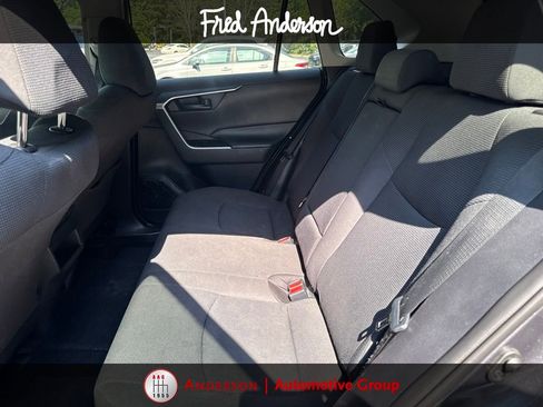 Used 2019 Toyota RAV4 LE FWD image 9