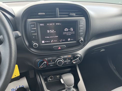 Used 2025 Kia Soul LX w/ LX Technology Package FWD image 15
