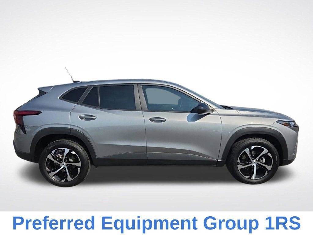 Used 2025 Chevrolet Trax RS w/ Sunroof Package FWD image 2
