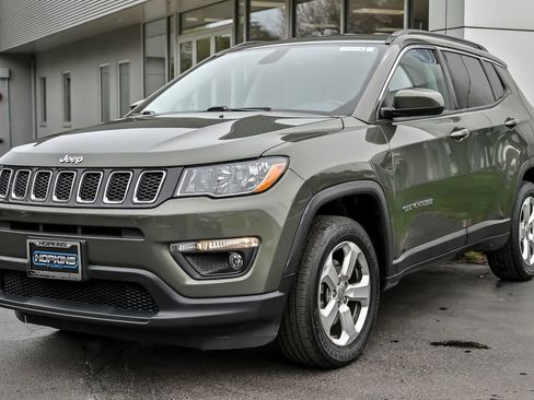 Used 2018 Jeep Compass Latitude w/ Safe & Security Group AWD/4WD image 5